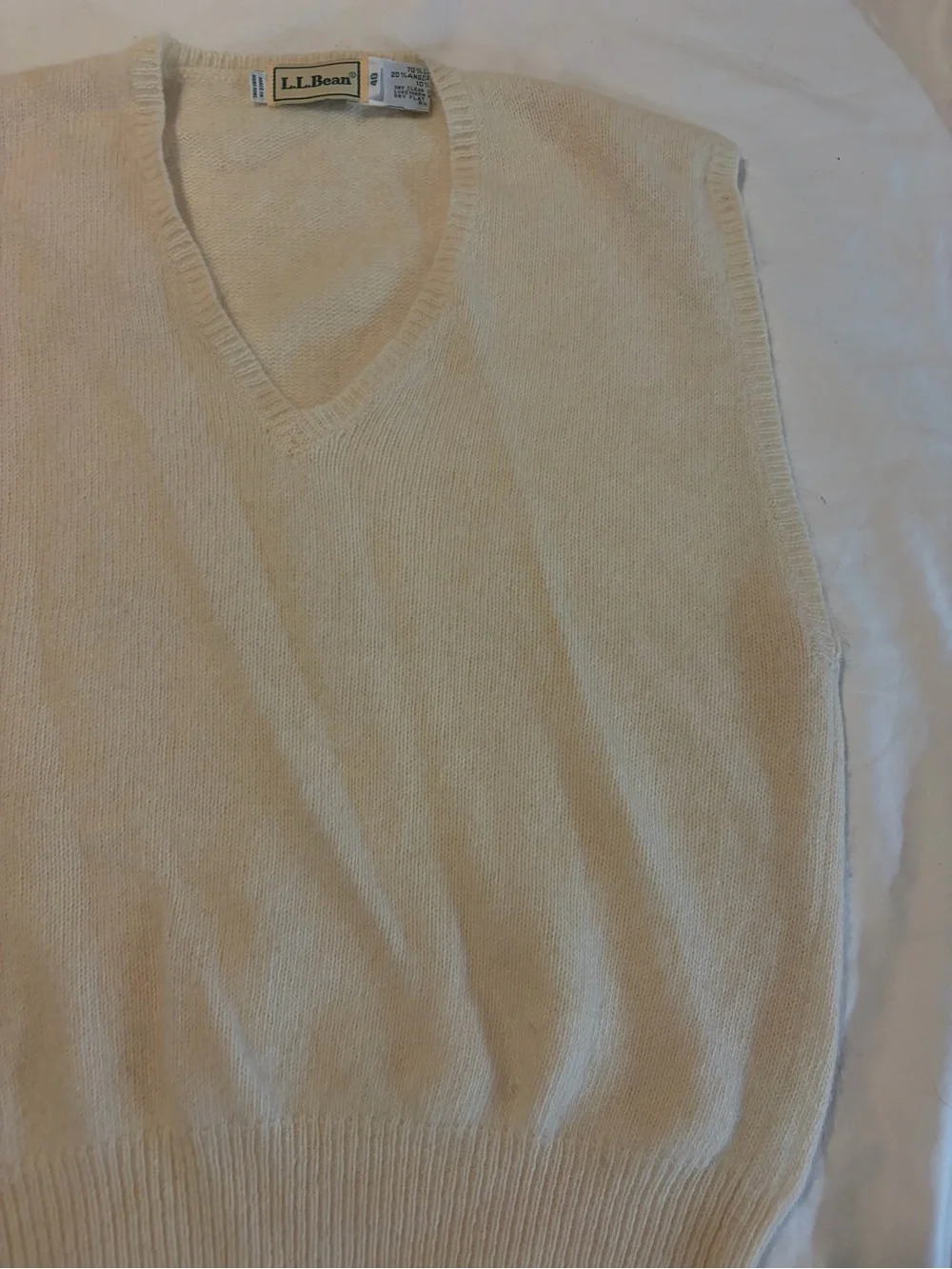 L.L. Bean vintage Men's Cream ribbed V-Neck and him Sweater vest size 40